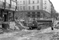 Magyarország, Budapest IX., Ferenc körút - Üllői út sarok, aluljáró építése. Szemben az egykori Kilián laktanya épülete., 1971, Ferencvárosi Helytörténeti Gyűjtemény, építkezés, munkagép, metróépítés, Budapest, Fortepan #25643