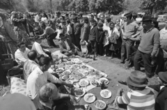 Magyarország, Bajót, Péliföldszentkereszt, a felvétel a Szalézi rendház közelében tartott búcsú idején készült., 1970, Székely Balázs, Best of, kalap, zarándokhely, zarándoklat, éneklés, sör, mulatozás, bajusz, pipa, tánc, roma népviselet, étkezés, Fortepan #256431