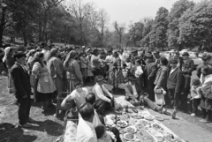 Magyarország, Bajót, Péliföldszentkereszt, a felvétel a Szalézi rendház közelében tartott búcsú idején készült., 1970, Székely Balázs, kalap, zarándokhely, zarándoklat, éneklés, sör, mulatozás, bajusz, pipa, cigaretta, tánc, roma népviselet, étkezés, svájcisapka, Fortepan #256432