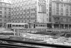 Magyarország, Budapest VIII., József körút - Üllői úti sarok, aluljáró építése. Balra a Corvin (Kisfaludy) köz., 1971, Ferencvárosi Helytörténeti Gyűjtemény, építkezés, villamos, metróépítés, Budapest, Fortepan #25644