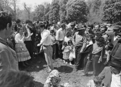 Magyarország, Bajót, Péliföldszentkereszt, a felvétel a Szalézi rendház közelében tartott búcsú idején készült., 1970, Székely Balázs, kalap, zarándokhely, zarándoklat, sör, mulatozás, fejkendő, tánc, roma népviselet, fülbevaló, Fortepan #256441