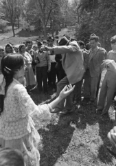 Magyarország, Bajót, Péliföldszentkereszt, a felvétel a Szalézi rendház közelében tartott búcsú idején készült., 1970, Székely Balázs, kalap, zarándokhely, zarándoklat, sör, mulatozás, tánc, roma népviselet, Fortepan #256446