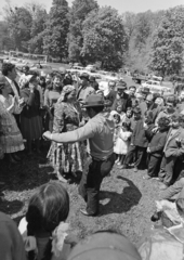 Magyarország, Bajót, Péliföldszentkereszt, a felvétel a Szalézi rendház közelében tartott búcsú idején készült., 1970, Székely Balázs, zarándokhely, zarándoklat, mulatozás, tánc, roma népviselet, Fortepan #256449