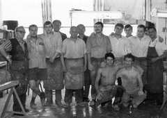 Hungary, Budapest IX., a Labor Műszer Ipari Művek szocialista festő-gittelő brigádja., 1969, Ferencvárosi Helytörténeti Gyűjtemény, tableau, Budapest, half-naked, arms around shoulders, Fortepan #25646