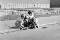 Magyarország, Óbuda, Budapest III., Kísérleti lakótelep, a felvétel a Gyenes utca 15. számú ház előtt készült, balra a 13. számú ház., 1963, Széky, Budapest, kutya, gyerekek, Fortepan #256477