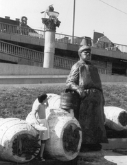 Magyarország, Budapest IX., Boráros tér. Borárus szoborkompozició, mögötte Bikafejes ivócsanak, mindkettő Varga Imre alkotása., 1983, Ferencvárosi Helytörténeti Gyűjtemény, szobor, Budapest, Fortepan #25648