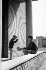 Magyarország, Óbuda, Budapest III., Kísérleti lakótelep, a felvétel a Bécsi út 207. számú ház bejárata előtt készült az Érc utca felé nézve., 1963, Széky, Budapest, Fortepan #256495