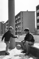 Magyarország, Óbuda, Budapest III., Kísérleti lakótelep, a felvétel a Bécsi út 207. számú ház bejárata előtt készült, a háttérben középen a Gyenes utca 13., 1963, Széky, Budapest, Fortepan #256496