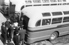 Hungary, Ferihegy (now - Ferenc Liszt) International Airport, Budapest XVIII., 1960, Közösségi Szociális Szövetkezet, Hungarian Airlines, airport, bus, Budapest, peeking, Fortepan #256529