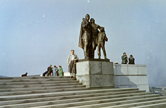 Slovakia, Bratislava, a felvétel Slavín-emlékműnél készült., 1960, Közösségi Szociális Szövetkezet, sculptural group, colorful, Fortepan #256572