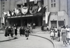 Hungary, Budapest VIII., II. János Pál (Köztársaság) tér, a mai Erkel Színház, ekkor Városi Színház., 1949, Tildy Istvánné, Budapest, women, back, flag, decoration, Fortepan #256594