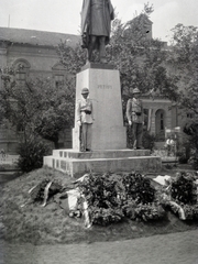 Hungary, Kiskőrös, Petőfi tér, Petőfi Sándor szobra, Szentgyörgyi István szobrászművész alkotása., 1949, Tildy Istvánné, guard of honour, wreath, Fortepan #256600