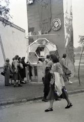 Hungary, Budapest XIV., Budapesti Nemzetközi Őszi Vásár, a Dohányértékesítő Nemzeti Vállalt pavilonjában, a vásár időtartama alatt, a helyszínen gyártott Bajtárs elnevezésű cigarettát árusítják., 1949, Tildy Istvánné, cigarette, international fair, Dohányértékesítő NV, Budapest, Fortepan #256605