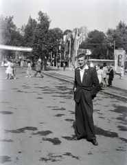 Hungary, Budapest XIV., 1949, Tildy Istvánné, hands in pockets, suit, gentleman, international fair, Budapest, Fortepan #256611