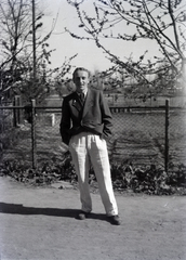 1947, Tildy Istvánné, gentleman, jacket, hands in pockets, spring, chain-link fence, shirt, Fortepan #256612