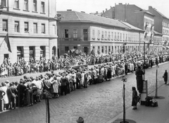 Magyarország, Budapest VIII.,Budapest IX., Üllői út a Nagykörút felől kifelé nézve, Jurij Gagarin fogadása., 1961, Ferencvárosi Helytörténeti Gyűjtemény, tömeg, automobil, Budapest, Fortepan #25662