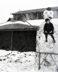 1949, Tildy Istvánné, girl, humour, sitting, snow, scaffolding, broom, snowman, Fortepan #256620