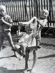 1949, Tildy Istvánné, swing, barefoot, kids, three people, Fortepan #256621