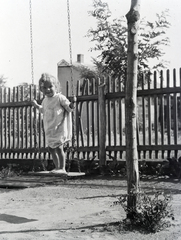 1949, Tildy Istvánné, fence, swing, barefoot, girl, Fortepan #256623