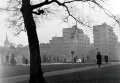 Hungary, Budapest VIII., II. János Pál pápa (Köztársaság) tér, balra a Dologház utca - Kun utca sarkon a Tűzoltóparancsnokság épületének a tornya, jobbra az Országos Társadalombiztosító Intézet (OTI) lakóház-csoportja., 1949, Tildy Istvánné, Budapest, street view, baby carriage, fog, Fortepan #256624