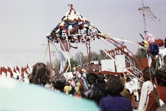 Magyarország, Budapest XIV., Ötvenhatosok tere (Felvonulási tér), május 1-i felvonulás, jobbra a dísztribün., 1976, Tildy Istvánné, Budapest, színes, május 1, májusfa, Fortepan #256650