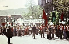 Magyarország, Budapest VII.,Budapest VIII., május 1-i felvonulók a Dózsa György út 6. számú ház előtt, háttérben a Magyar Posta Budapesti Csomagkézbesítő Üzem 1. sz. csomagkézbesítő bázisa., 1976, Tildy Istvánné, Budapest, felirat, színes, zászló, május 1, eszperantó, Fortepan #256652