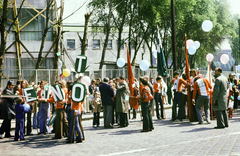 Magyarország, Budapest VII., május 1-i felvonulók a Dózsa György úton a Verseny utca közelében, jobbra a háttérben a Népstadion látható., 1976, Tildy Istvánné, Budapest, színes, május 1, eszperantó, Fortepan #256656