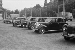 Hungary, Budapest VIII., MTK pálya előtti parkoló a Hungária körútnál, a felvétel a "Menekülés a győzelembe" című film forgatásakor készült., 1980, Tóth Katalin, Budapest, Fortepan #256692