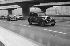 Magyarország, Budapest III., Flórián tér az Árpád híd Szentedrei úti lehajtójánál. Veterán autók nemzetközi találkozója, a Magyar Autóklub szervezésében. A járművek a Szentendréről induló rallye helyszínére tartanak., 1985, Tóth Katalin, automobil, rajtszám, Budapest, Fortepan #256721