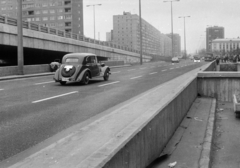 Magyarország, Budapest III., Flórián tér a Szentendrei út felé nézve, aluljáró a Kórház utcánál, balra a felüljáró lehajtója. Veterán autók nemzetközi találkozója, a Magyar Autóklub szervezésében. A járművek a Szentendréről induló rallye helyszínére tartanak., 1985, Tóth Katalin, automobil, Budapest, Fortepan #256722