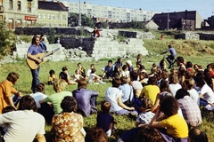 Magyarország, Óbuda, Budapest III., a katonavárosi amfiteátrum. A felvétel a Stúdió K, A halhatatlanságra vágyó királyfi közönség (-és báb)játék Juhász Ferenc nyomán című előadásán készült. Gitárral Dinnyés József daltulajdonos, 1977, Vadász Ágnes, Budapest, Fortepan #256737