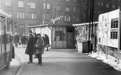 Magyarország, Budapest VIII., Nagyvárad tér, buszvégállomás, szemben az Üllői út 121., 1970, Ferencvárosi Helytörténeti Gyűjtemény, tél, autóbusz, magyar gyártmány, utcakép, életkép, Ikarus-márka, buszmegálló, szemetes, Budapest, Ikarus 620/630, Fortepan #25676