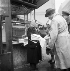 Magyarország, Budapest VIII., Kálvin tér, hírlapárus a Baross utca torkolatánál., 1956, Peter, Isaac, forradalom, újságárus, újság, képarány: négyzetes, Budapest, Fortepan #256761