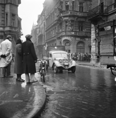 Magyarország, Budapest VIII., sorban állók a Krúdy utca - Rökk Szilárd utca sarkán lévő KÖZÉRT ellőtt, a felvétel a József körút közelében készült., 1956, Peter, Isaac, forradalom, utcakép, motorkerékpár, teherautó, zászló, képarány: négyzetes, utcanévtábla, sorbanállás, Közért Vállalat, zárterkély, sarokház, Budapest, Fortepan #256769