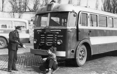 Magyarország, Budapest VIII., Nagyvárad tér, buszvégállomás., 1965, Ferencvárosi Helytörténeti Gyűjtemény, közlekedés, jármű, autóbusz, magyar gyártmány, Ikarus-márka, sofőr, Ikarus 60 csuklós, Ikarus 60, rendszám, Budapest, Fortepan #25677