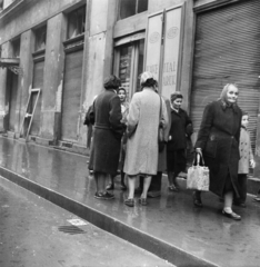 Magyarország, Budapest VIII., Baross utca, a felvétel a Ferenc körút 55-57. számú sarokházban lévő KÖZÉRT előtt készült., 1956, Peter, Isaac, forradalom, járókelő, képarány: négyzetes, beszélgetés, nők, Közért Vállalat, Budapest, Fortepan #256786