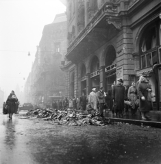 Magyarország, Budapest V., Kossuth Lajos utca a Semmelweis utca felé nézve, elégetett könyvek a Magyar Szovjet Társaság Országos Központja előtt (korábban Országos kaszinó, később a Szovjet Kultúra és Tudomány Háza, majd Magyarok Háza)., 1956, Peter, Isaac, forradalom, járókelő, képarány: négyzetes, kézben tartani, cekker, hordozás, csomag, Budapest, Fortepan #256808