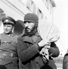 Ausztria, Miklóshalma, Untere Hauptstrasse, magyar menekült és egy osztrák határőrtiszt a vámház előtt., 1956, Peter, Isaac, forradalom, svájcisapka, szakáll, egyenruha, Kossuth címer, képarány: négyzetes, Fortepan #256817