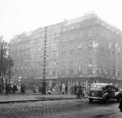 Magyarország, Budapest V.,Budapest VII.,Budapest VIII., Astoria kereszteződés, szemben a Kossuth Lajos utca - Múzeum körút sarkán az Astoria szálló., 1956, Peter, Isaac, forradalom, utcakép, rendszám, automobil, épületkár, képarány: négyzetes, csibilámpa, szálloda, jelzőlámpa, Budapest, Fortepan #256818