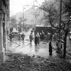 Magyarország, Budapest VIII.,Budapest IX., Ferenc körút az Üllői út - Nagykörút kereszteződésénél, szemben a József körút., 1956, Peter, Isaac, forradalom, képarány: négyzetes, útkereszteződés, Bútorbolt, Budapest, Fortepan #256852