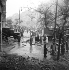 Magyarország, Budapest VIII.,Budapest IX., Ferenc körút az Üllői út - Nagykörút kereszteződésénél, szemben a József körút., 1956, Peter, Isaac, forradalom, cégtábla, teherautó, képarány: négyzetes, útkereszteződés, oldalkocsis motorkerékpár, Budapest, Fortepan #256853