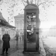 Magyarország, Budapest VIII., József körút, a felvétel a Baross utca - Krúdy utca közötti szakaszon készült., 1956, Peter, Isaac, forradalom, kamasz, képarány: négyzetes, fiú, zsebredugott kéz, telefonfülke, Budapest, Fortepan #256866