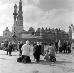 Lengyelország, Częstochowa, imádkozók Szűz Mária szobra előtt, háttérben a Jasna Góra-i pálos kolostor., 1956, Peter, Isaac, képarány: négyzetes, hívő, háttal, térdepel, Mária oszlop, Fortepan #256867