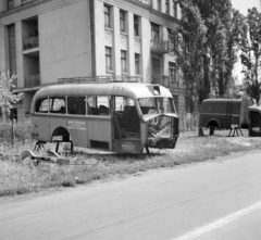 Magyarország, Budapest XIV., Báróczy utca, a Posta Központi Járműtelep mellett., 1955, Bolvári László, Budapest, felirat, járműroncs, Fortepan #256880