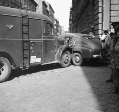 Magyarország, Budapest VII., Péterfy Sándor utca - Nefelejcs utca kereszteződése. A közlekedési baleset hátterében a Péterffy Sándor utca Hernád utca felé vezető szakasza látható., 1955, Bolvári László, automobil, létra, bámészkodás, útkereszteződés, baleset, postajármű, tetőcsomagtartó, Budapest, Rába-márka, Rába Super, Fortepan #256886