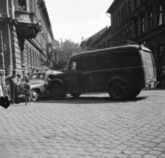 Magyarország, Budapest VII., Nefelejcs utca - Péterfy Sándor utca kereszteződése. A közlekedési baleset hátterében A Nefelejcs utca Thököly útfelé vezető szakasza látható., 1955, Bolvári László, automobil, útkereszteződés, baleset, postajármű, Budapest, Fortepan #256896