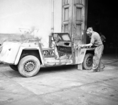 Magyarország, Budapest XIV., Egressy út 35-51., Posta Központi Járműtelep., 1955, Bolvári László, Budapest, automobil, autószerelő, Skoda 1101 VO/P Colonial, Fortepan #256898