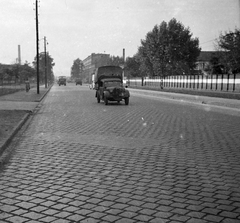 Magyarország, Budapest X., Kőbányai út, a Könyves Kálmán körút kereszteződése felé nézve. Azon túl a Kőbányai Dohánygyár bezárás után átalakított épülete, majd a Beloiannisz falu felépüléséig görög kolónia látható., 1955, Bolvári László, Budapest, utcakép, kockakő, teherautó, Fortepan #256903