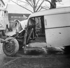 Magyarország, Budapest XIV., Egressy út 35-51., a felvétel a Posta Központi Járműtelepén készült., 1954, Bolvári László, Budapest, járműroncs, Fortepan #256919