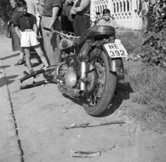 Magyarország, Budapest XVI., Veres Péter (Széchenyi) út, balesetet szenvedett motorkerékpár a Mátyásföld, Imre utca (korábban Mátyásföld) HÉV megálló kerítésénél., 1954, Bolvári László, Budapest, NSU 501 OSL, motorkerékpár, baleset, képarány: négyzetes, rendszám, Fortepan #256924